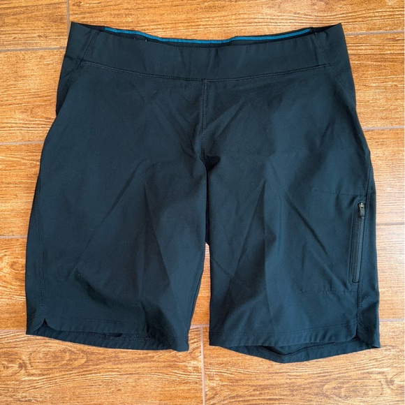 Columbia Women's Black Athletic Shorts with Zip Pocket - Picture 1 of 6